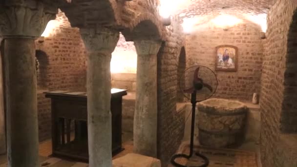 エジプト セインツ セルギウスとバッカス教会 カイロでの旅の間に聖なる家族が住んでいた地下洞窟 — ストック動画