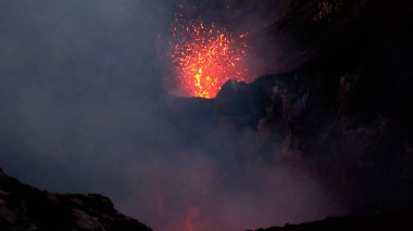 Yasur Dağı, Vanuatu 'daki Tanna Adası' nda bulunan bir yanardağdır. Sürekli patlayan yanardağ, dünyanın en uzun patlamasıdır..