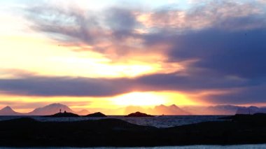 Norveç, Lofoten Adaları 'ndaki yol boyunca manzara.  