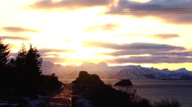 Norveç, Lofoten Adaları 'ndaki yol boyunca manzara.  