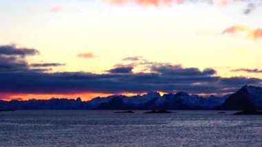 Norveç, Lofoten Adaları 'ndaki yol boyunca manzara.  