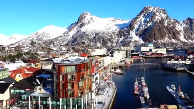 Svolvaer, Norveç 'in kuzeyindeki en güzel yerlerden biri olan Lofoten Adaları' na açılan kapıdır..