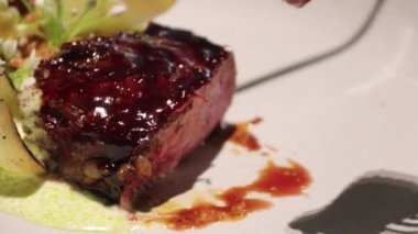 Kızarmış lahana filizi ve sarımsak soslu kurutulmuş sığır filetosu..