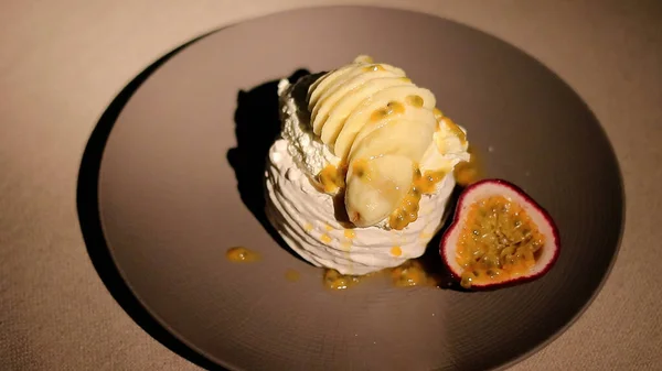 Pavlova Passionfruit Banana Whipped Cream — Stock Photo, Image