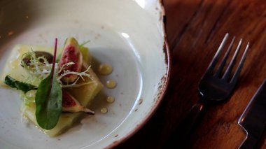 Izgara sardalya biberli peynirli okaliptüs, bal ve taze incir..