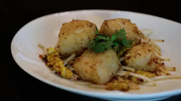 Kue Turnip Goreng Dengan Saus Restoran Cina Pagoda — Stok Foto
