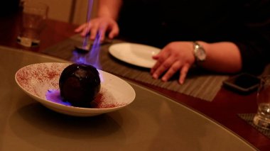 Çikolata Küresi, safran Pista kulfi ile dolu sütlü çikolata küresi, kakule kokulu koyu çikolata..