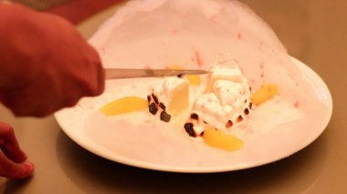 Aam Kulfi Aslanska, kremalı mango, pamuk helva ve pamuk helva kaplı mango..