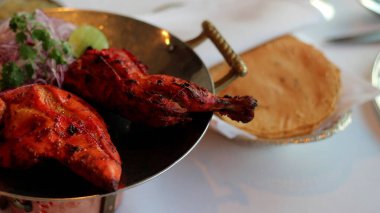 Murgh Tandoori, kemikli tavuk yoğurt, zencefilli sarımsak ve garam masala..