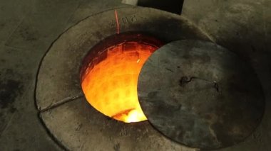 Ermeni Tonir topraktan ve taştan yapılmış küçük bir tandoor fırınıdır..
