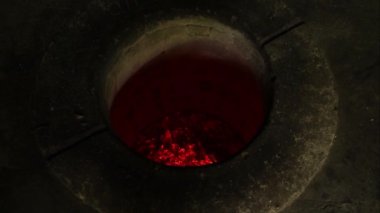 Ermeni Tonir topraktan ve taştan yapılmış küçük bir tandoor fırınıdır..