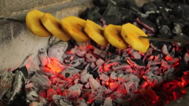 Μεγάλα Κομμάτια Πατάτας Σουβλίζονται Και Μαγειρεύονται Μπάρμπεκιου Κάρβουνο Khorovats — Αρχείο Βίντεο