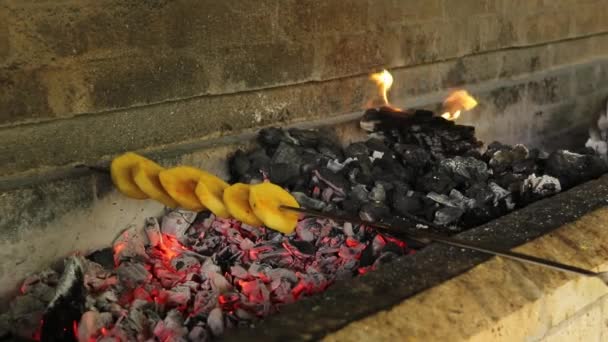 Μεγάλα Κομμάτια Πατάτας Σουβλίζονται Και Μαγειρεύονται Μπάρμπεκιου Κάρβουνο Khorovats — Αρχείο Βίντεο