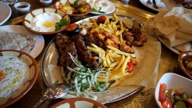 Ürdün Barbeküsü ve Mezze Tabakları.