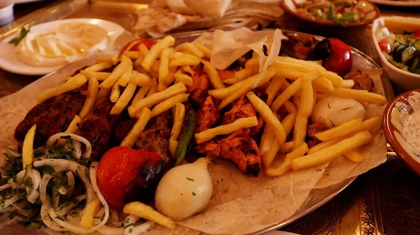 Jordanian Barbecue Dan Mezze Dishes — Stok Foto
