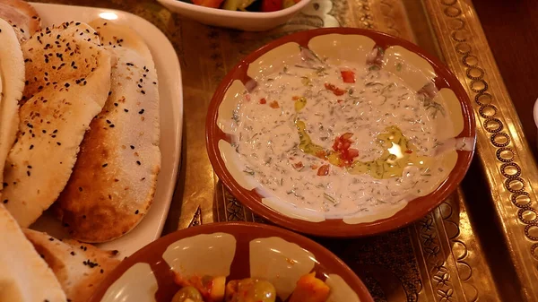 Moutabel Nebo Muttabal Olivovým Olejem Rajčaty Jordánská Kuchyně — Stock fotografie