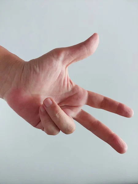Толстая Рука Старухи Тремя Пальцами — стоковое фото