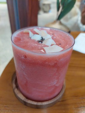 Bangkok 'taki OIKOS şubesinden Şeftali Smoothie..