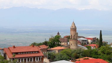 Gürcistan 'ın Sighnaghi kasabası Aşk Şehri olarak bilinir. Kasaba, Alazani Vadisi ve Büyük Kafkas sırtı manzarası sunuyor..