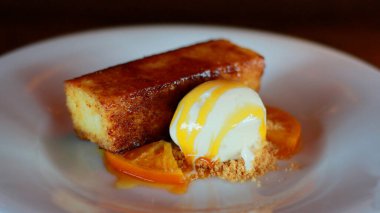 Torrija ve Tütsülenmiş Süt Dondurması, Singapur Restoranı.