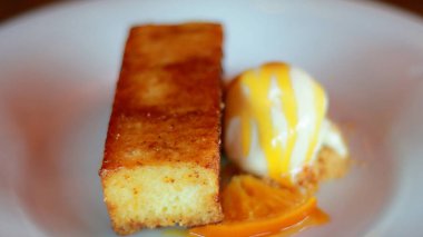 Torrija ve Tütsülenmiş Süt Dondurması, Singapur Restoranı.