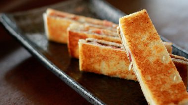 Jambonlu peynirli sandviç, Singapur 'da bir restoran..