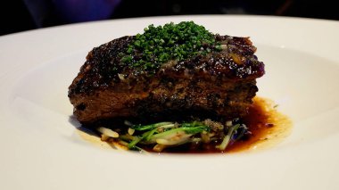 Singapur 'da Yavaş Pişmiş Biftek, Okyanus Restoranı.  