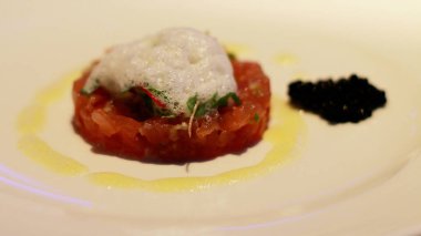 Tunalı Tartare, Singapur 'da Havyar, Okyanus Restoranı ile servis edilir..