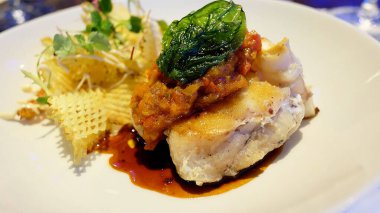 Pesto ve Deniz kestanesi emülsiyonlu Pan Fried Red Gurnard, Singapur 'daki Okyanus Restoranı.