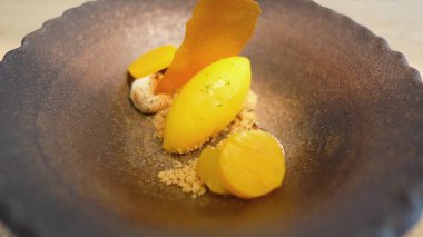 Hindistan cevizi mangosu, Singapur 'da Polen Restoranı.