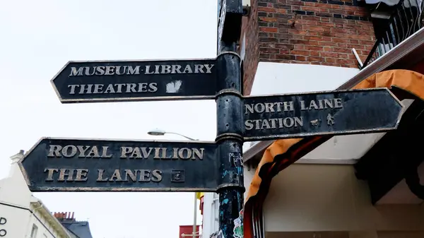 Brighton, İngiltere 'de Seyahat Yönetmeni Posta Tabelaları.