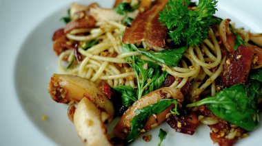 Biberli sarımsaklı makarna ve domuz pastırması, Tayland 'da bir restoran..