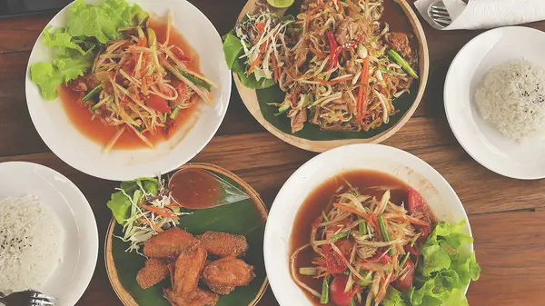 Thajské Kořeněná Jídla Jídelním Stole Restaurace Thajsku — Stock fotografie