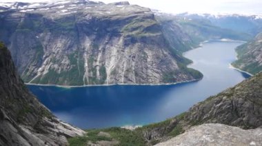 Norveç 'teki muhteşem kaya oluşumu, Trolltunga.
