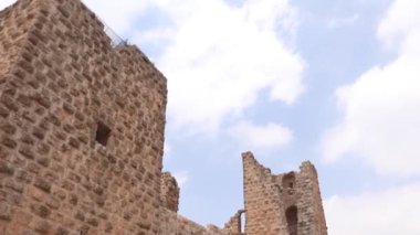 Ürdün 'deki Ajloun Kalesi' ndeki kale duvarları.