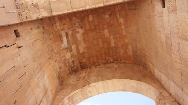 Ürdün 'ün Jerash kentindeki Hadrian kemeri.. 