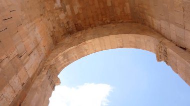 Ürdün 'ün Jerash kentindeki Hadrian kemeri.. 
