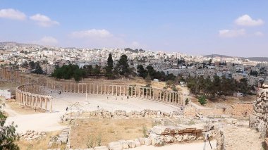 Antik Roma şehri ve arka planda modern Jerash..