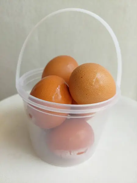 Natte Kippeneieren Een Kleine Plastic Voedselcontainer — Stockfoto