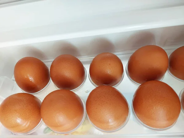 Buzdolabı rafında tavuk yumurtası.