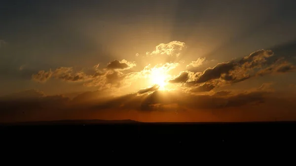 Ürdün Yüksek Voltajlı Elektrik Direğiyle Gün Batımı Manzarası — Stok fotoğraf
