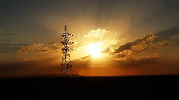 Ηλιοβασίλεμα Ηλεκτρικό Πόλο Υψηλής Τάσης Στην Ιορδανία — Φωτογραφία Αρχείου