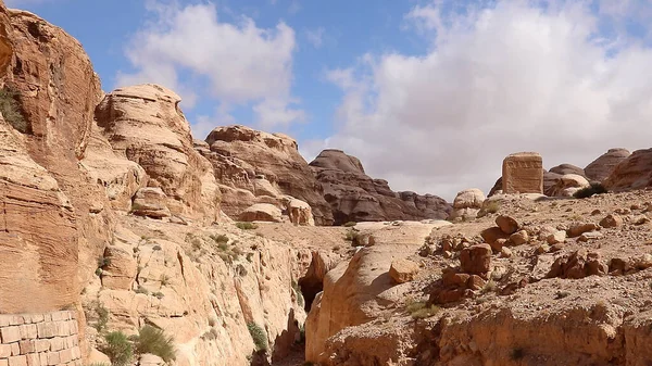 Σπήλαια Σπίτια Στην Αρχαία Πόλη Της Πέτρας Ιορδανία — Φωτογραφία Αρχείου