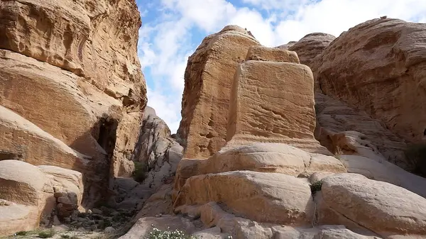 Σπήλαια Σπίτια Στην Αρχαία Πόλη Της Πέτρας Ιορδανία — Φωτογραφία Αρχείου