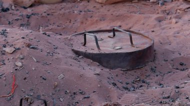 Ürdün 'ün geleneksel yemekleri Wadi Rum Koruma Alanındaki Bedevi Çöl Kampı, Ürdün.