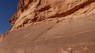 Ürdün 'deki Petroglifler ve Yazıtlar Wadi Rum Koruma Alanı.