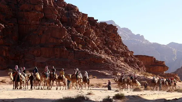 Turisti Cavallo Cammelli Nell Area Protetta Wadi Rum Giordania — Foto Stock