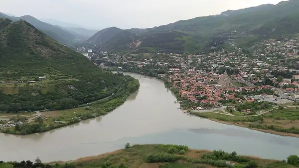 Gürcistan 'ın Mtskheta şehrinde Mtkvari ve Aragvi nehrinin ağzında..