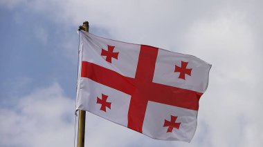 Mtskheta, Svetitskhoveli Katedrali 'ndeki Ortodoks Hıristiyan Katedrali' nde Gürcistan Bayrağı.