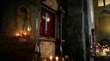 Mtskheta, Svetitskhoveli Katedrali 'ndeki bir Ortodoks Hıristiyan katedralinin içi.